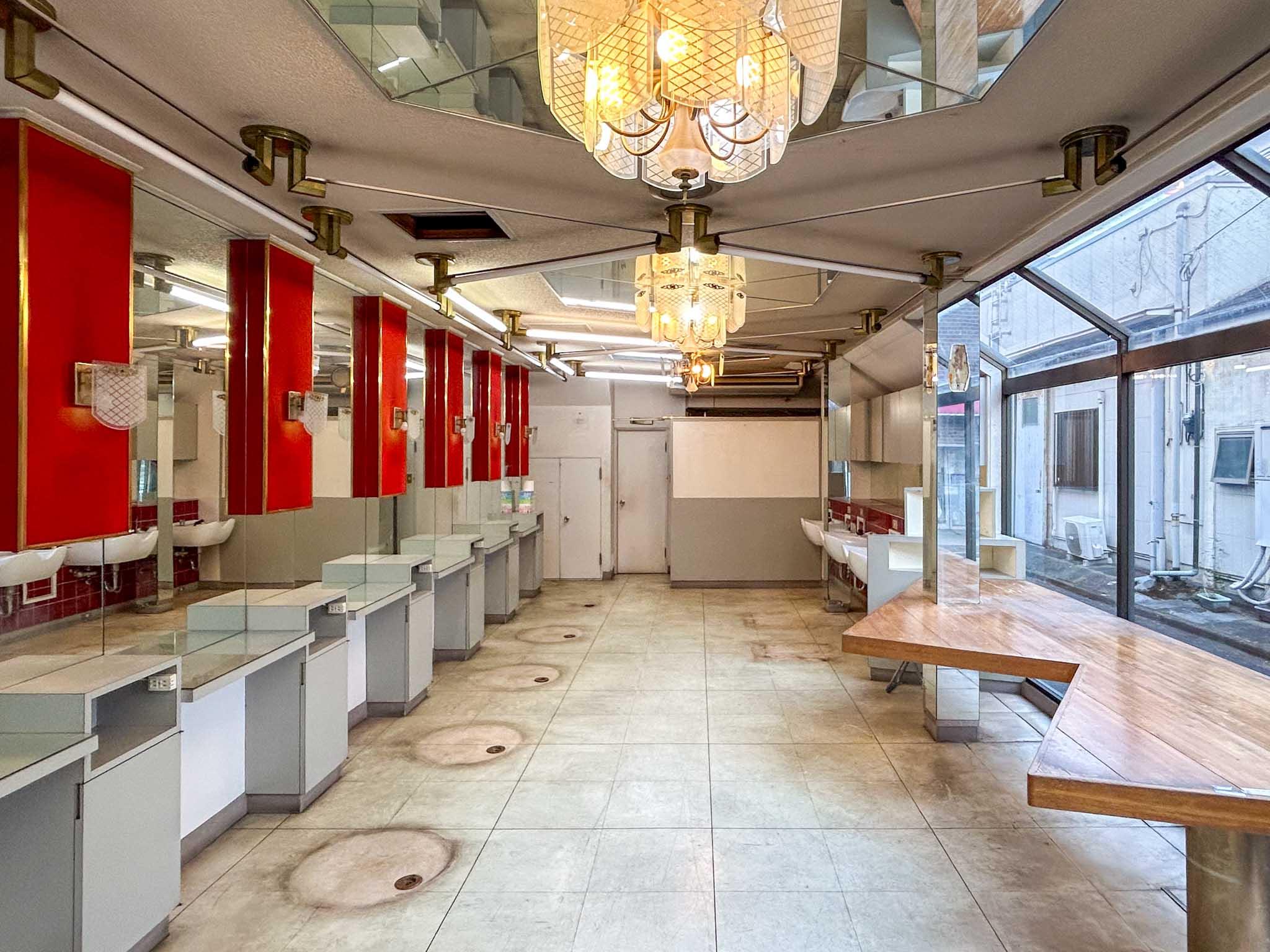 荒川区西尾久の賃貸物件/縦長の間取りで、奥に水回りやスタッフ用出入り口があります