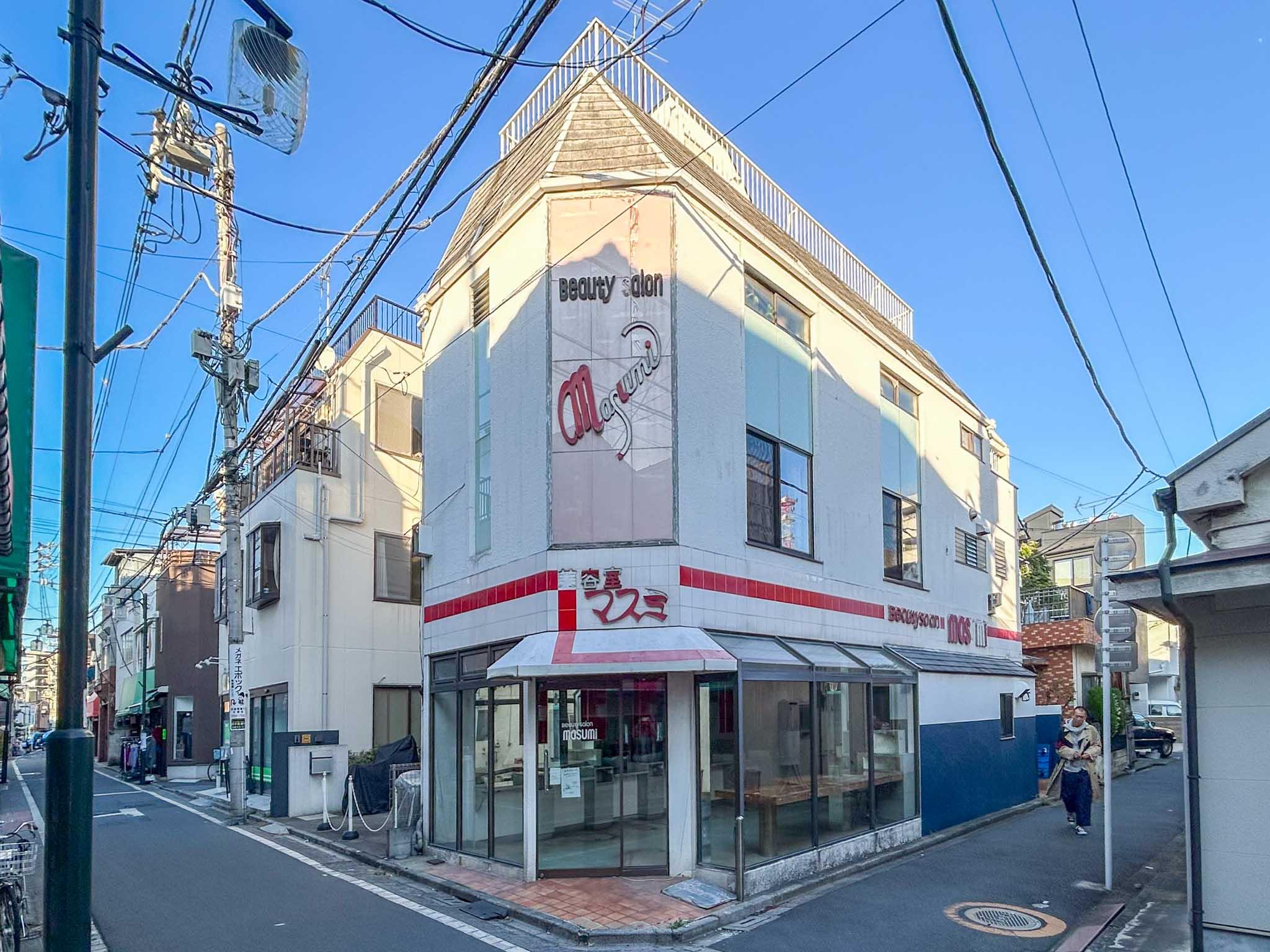 荒川区西尾久の賃貸物件/外観。ふたつの通りに面した角地に立っています