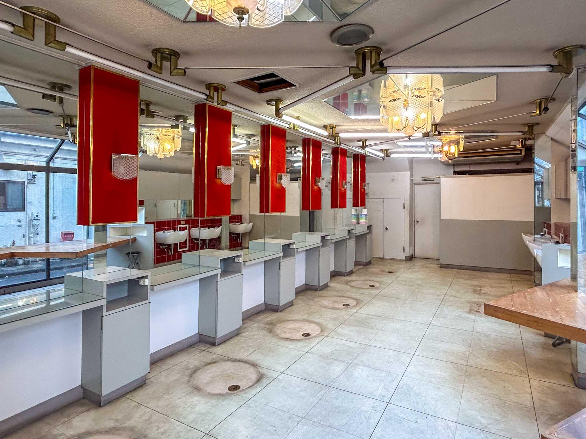 荒川区西尾久の賃貸物件/スタイリングチェアは撤去済みですが、それ以外は営業当時のまま