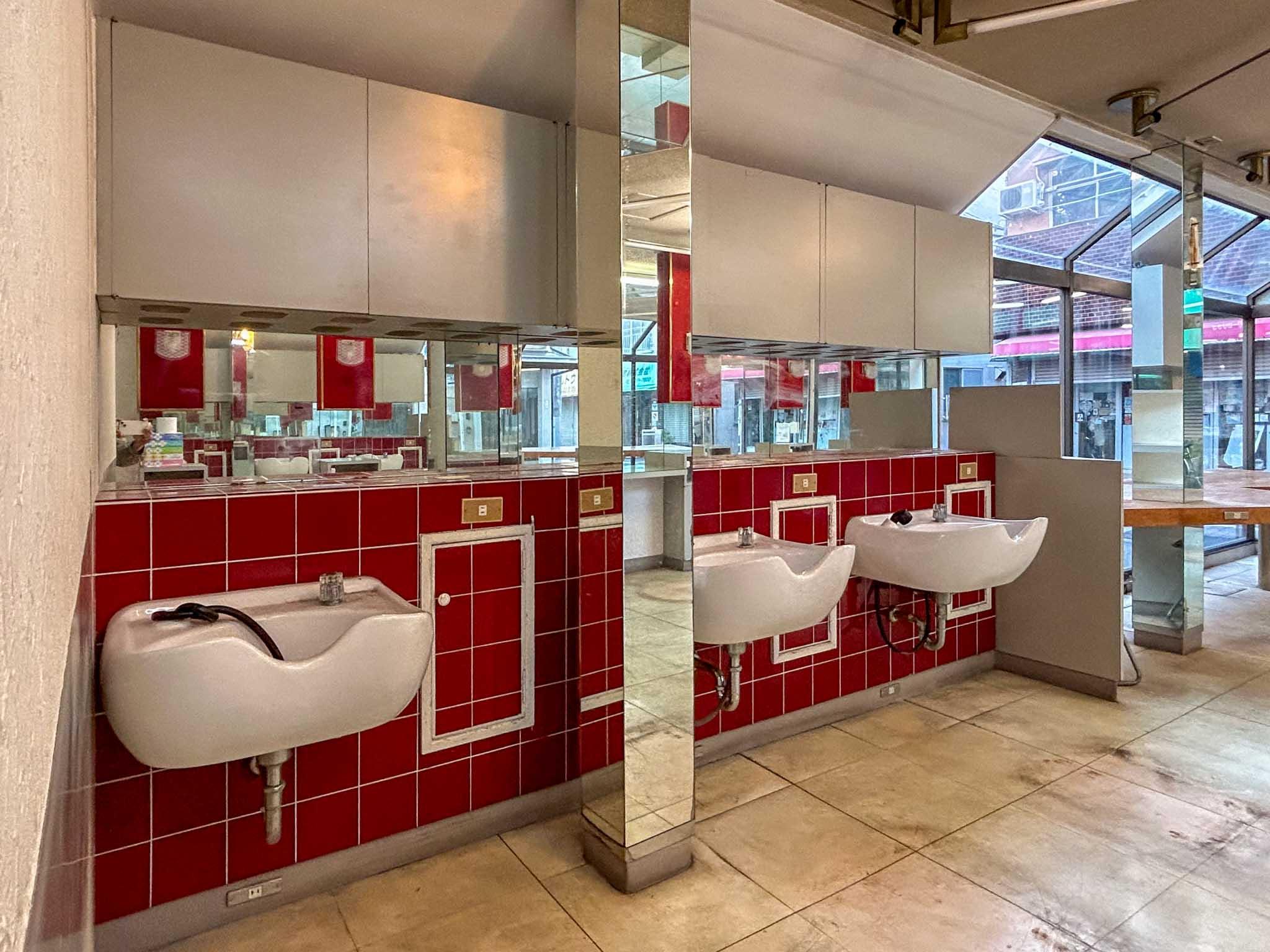 荒川区西尾久の賃貸物件/シャンプー台はそのまま。赤いタイルがかわいい