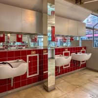 荒川区西尾久の賃貸物件/シャンプー台はそのまま。赤いタイルがかわいい