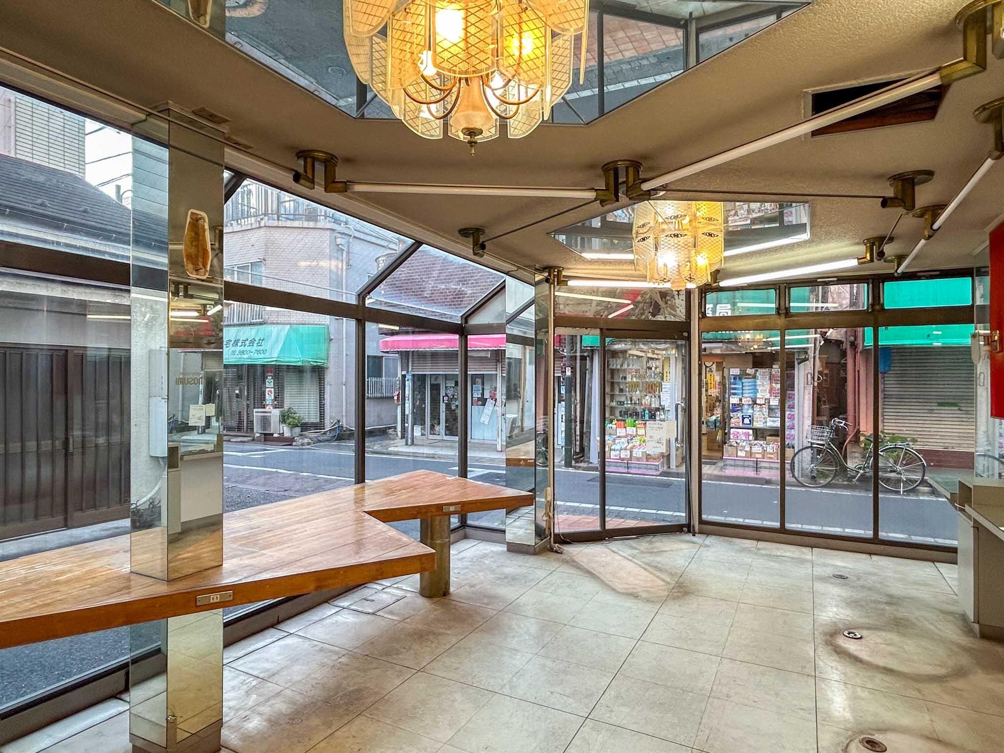 荒川区西尾久の賃貸物件/商店街の角地に立ち、視認性は申し分なし