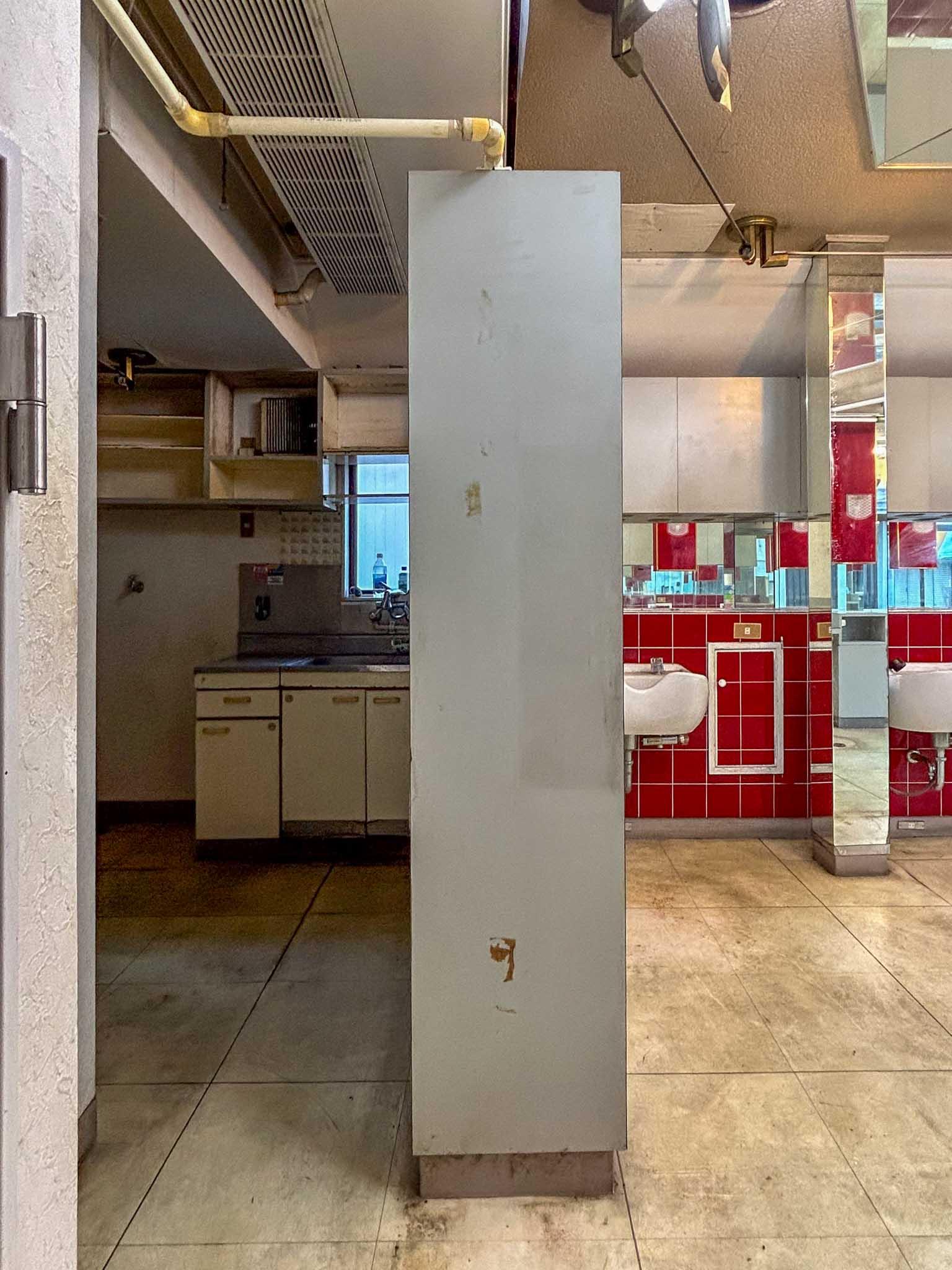 荒川区西尾久の賃貸物件/造作棚でゆるく区切られたバックヤード