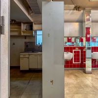 荒川区西尾久の賃貸物件/造作棚でゆるく区切られたバックヤード