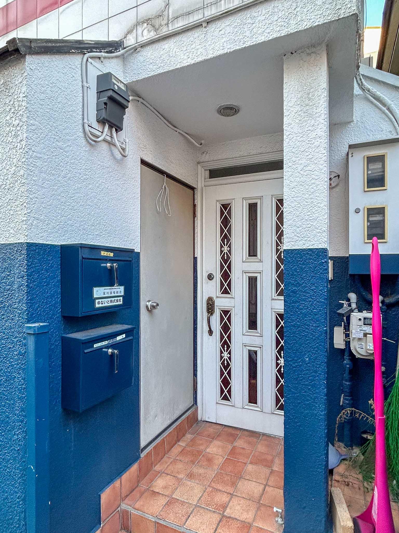 荒川区西尾久の賃貸物件/左側がスタッフ用の出入り口