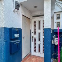 荒川区西尾久の賃貸物件/左側がスタッフ用の出入り口