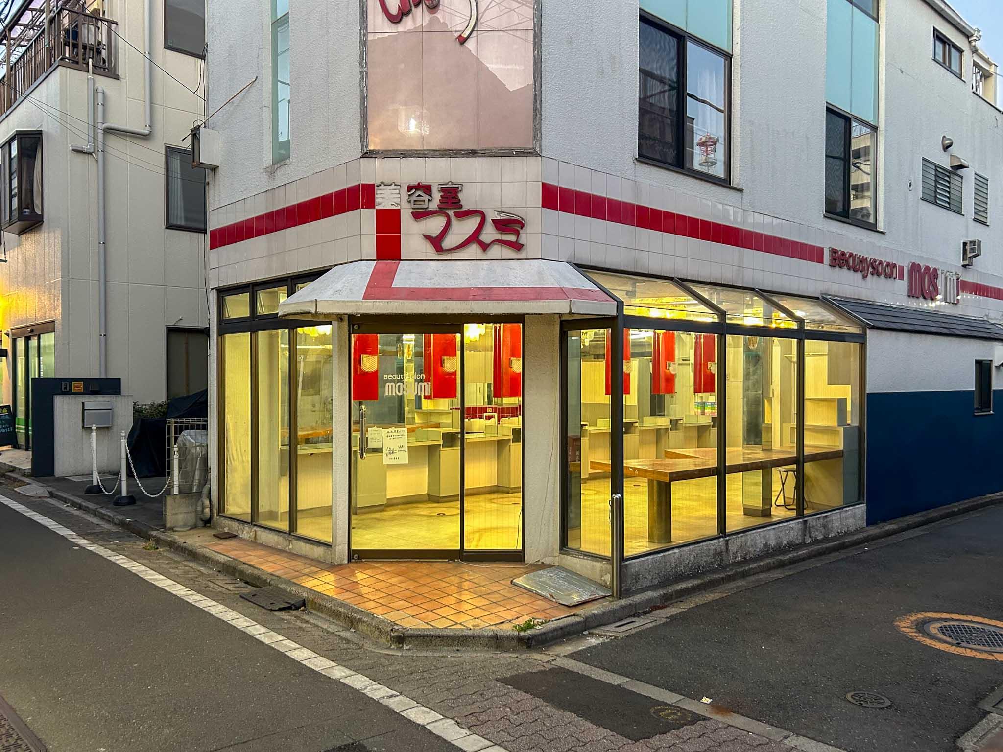 荒川区西尾久の賃貸物件/夜はこんな感じでより一層存在感を増します