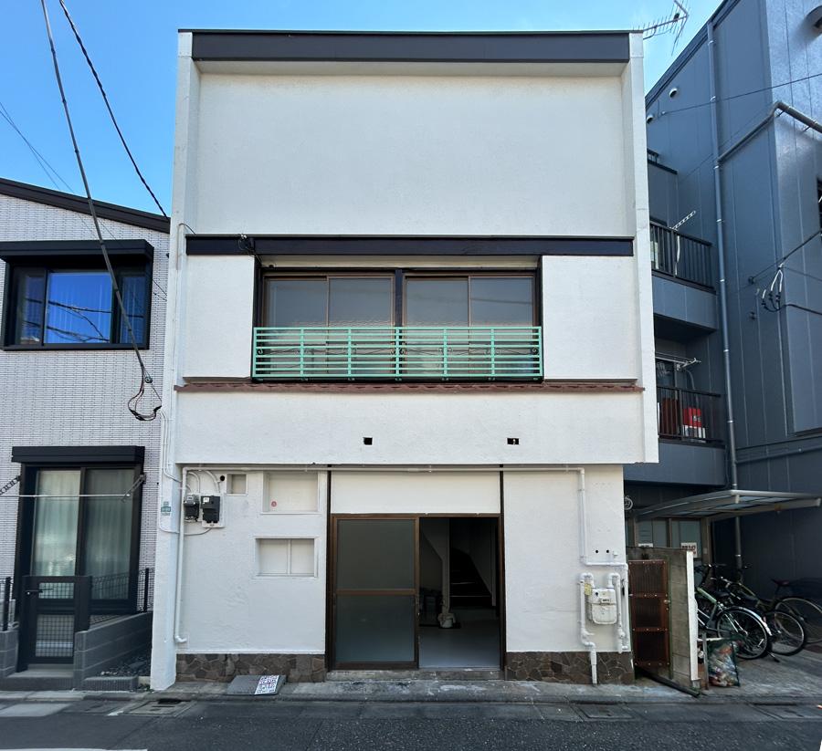 目黒区目黒本町の賃貸物件/レトロで可愛げのある外観。前は蕎麦屋だったそう。