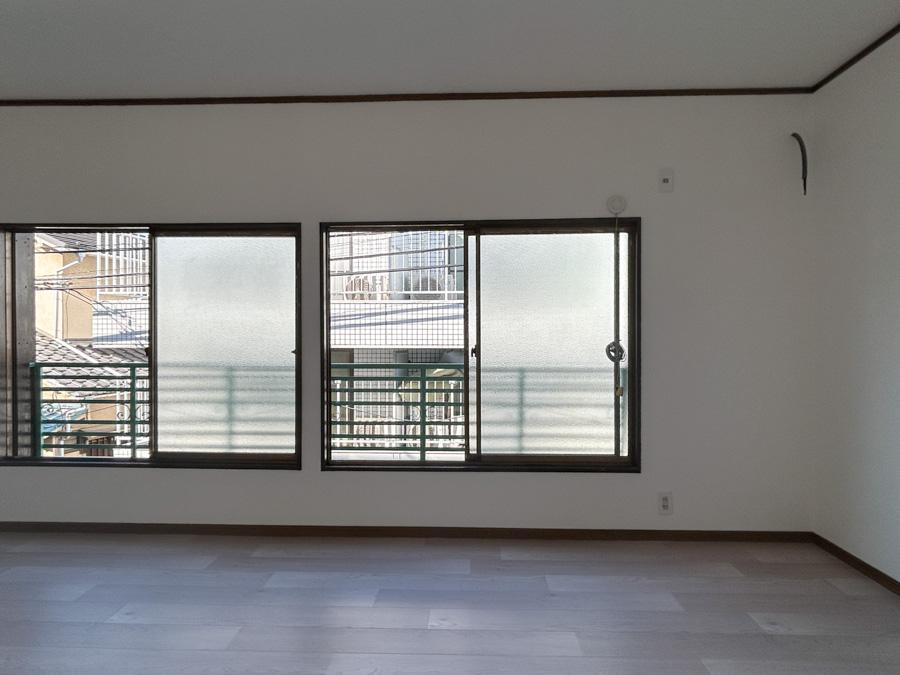 目黒区目黒本町の賃貸物件/窓が低いのも、どこかレトロさを感じさせてくれます。