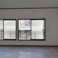 目黒区目黒本町の賃貸物件/窓が低いのも、どこかレトロさを感じさせてくれます。