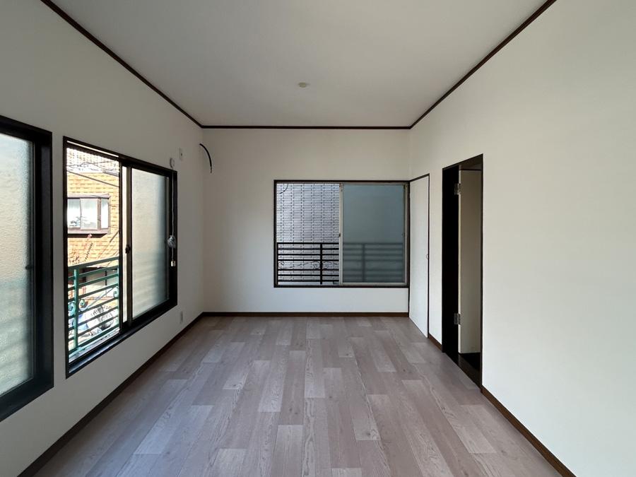 目黒区目黒本町の賃貸物件/2階。３面の窓から風と光がすーっと入ってきます。