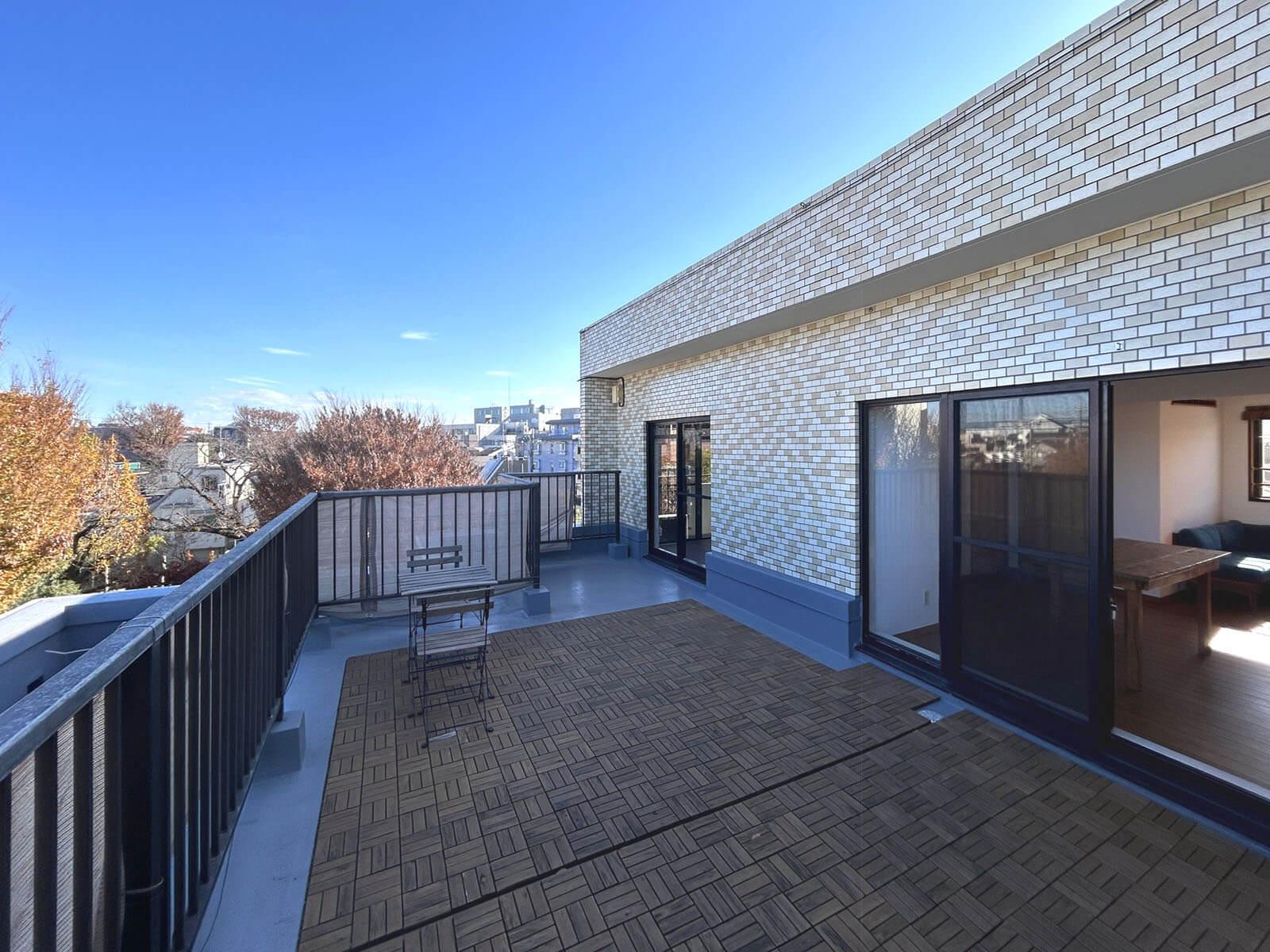 世田谷区砧の賃貸物件/人目が気にならず広々と使い勝手のいいバルコニー、これは第2のリビングです！