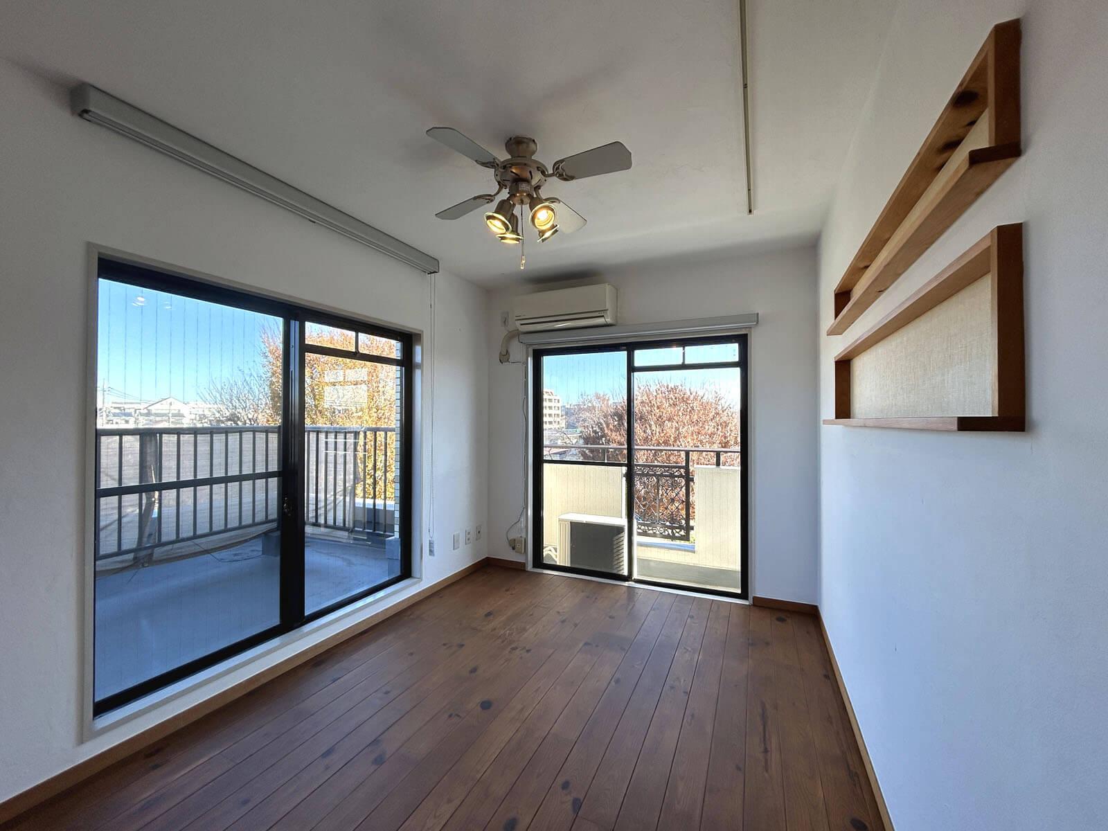 世田谷区砧の賃貸物件/奥にあるオープンな洋室は2面ともにバルコニー