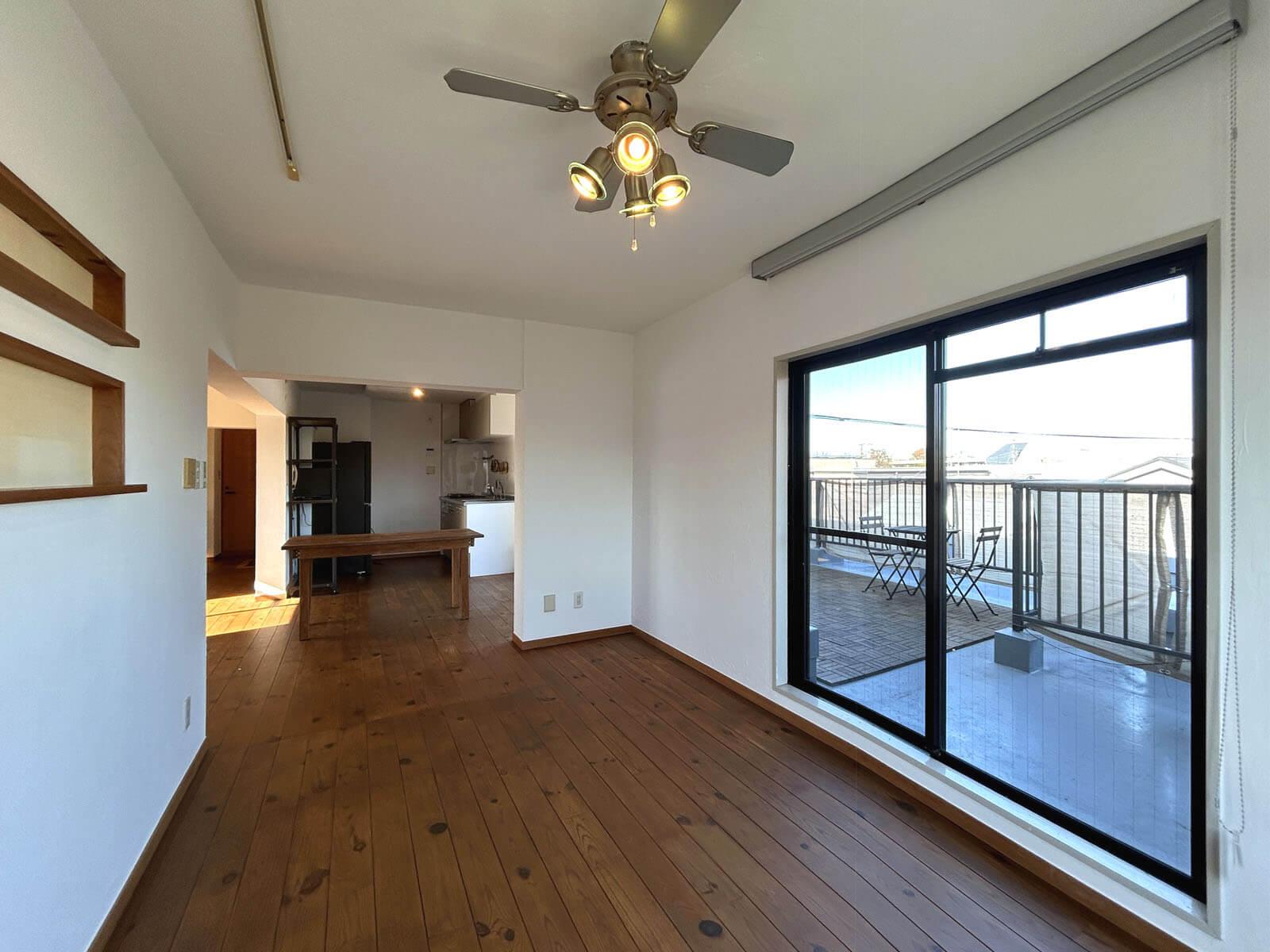 世田谷区砧の賃貸物件/オープンな洋室からリビング方向を見る