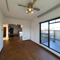 世田谷区砧の賃貸物件/オープンな洋室からリビング方向を見る