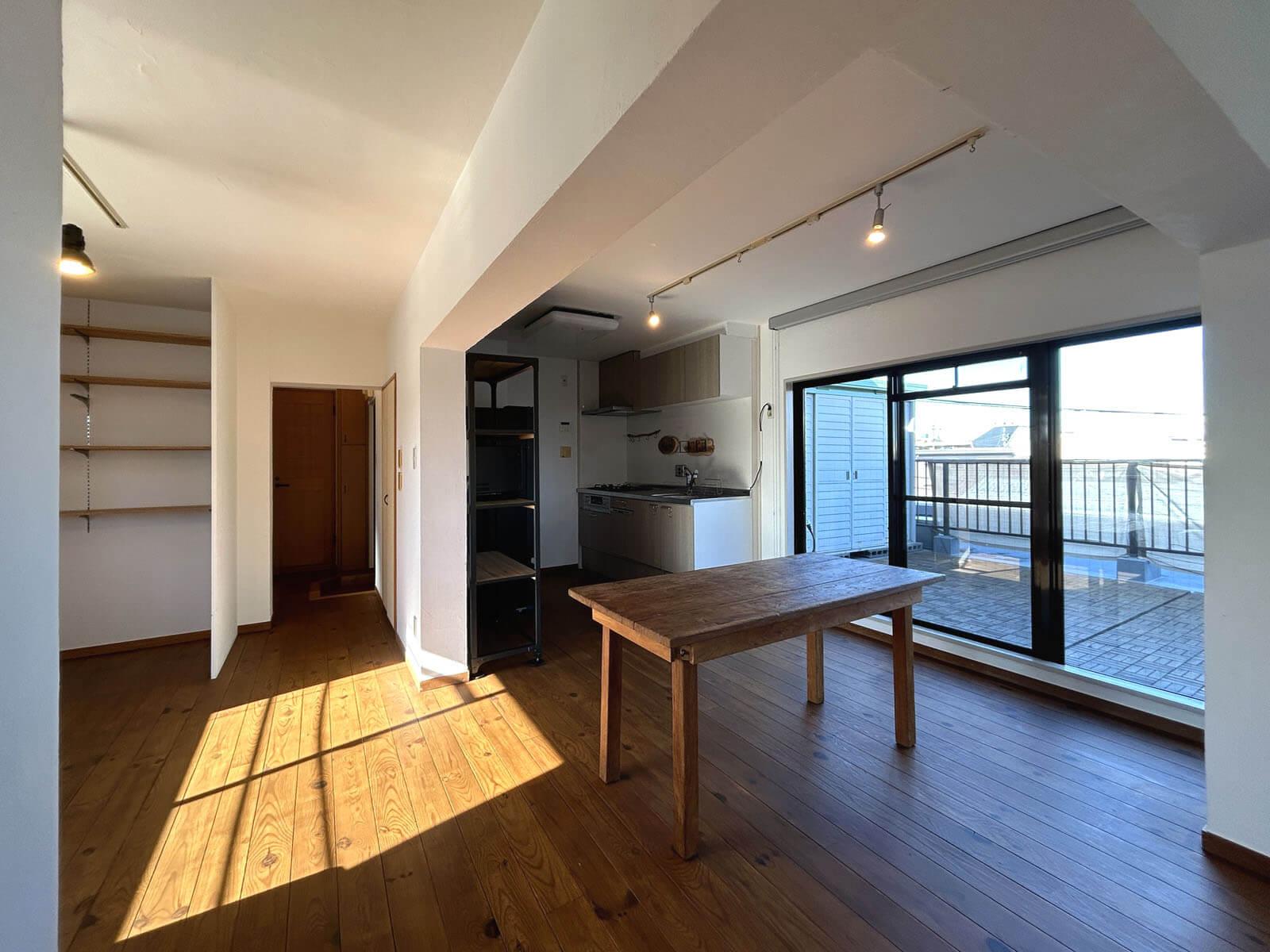 世田谷区砧の賃貸物件/ワイドな窓のおかげで、バルコニーとの一体感と開放感あり！