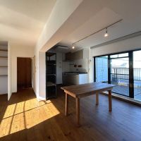 世田谷区砧の賃貸物件/ワイドな窓のおかげで、バルコニーとの一体感と開放感あり！