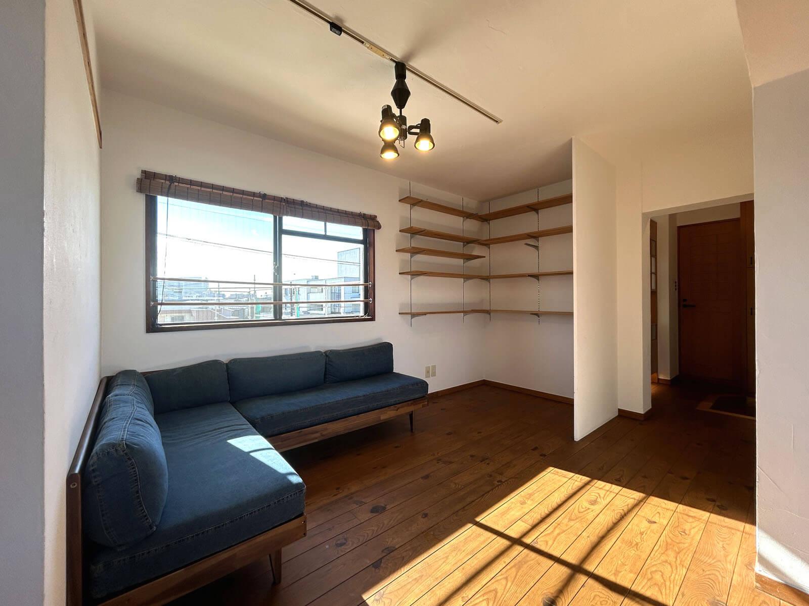 世田谷区砧の賃貸物件/付帯するソファで寛げる南面のエリア、奥に進むと玄関へ