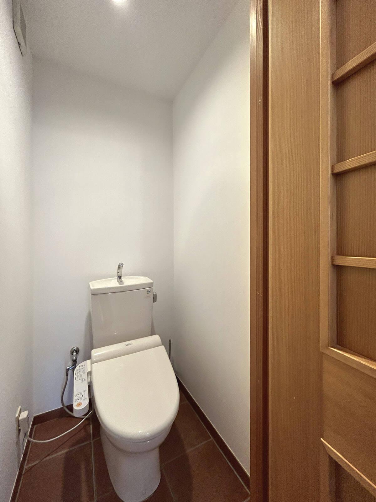 世田谷区砧の賃貸物件/トイレ内の右側に収納棚が隠れています