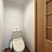 世田谷区砧の賃貸物件/トイレ内の右側に収納棚が隠れています