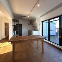 世田谷区砧の賃貸物件/4人掛けのダイニングテーブルもお好みの配置で使ってください