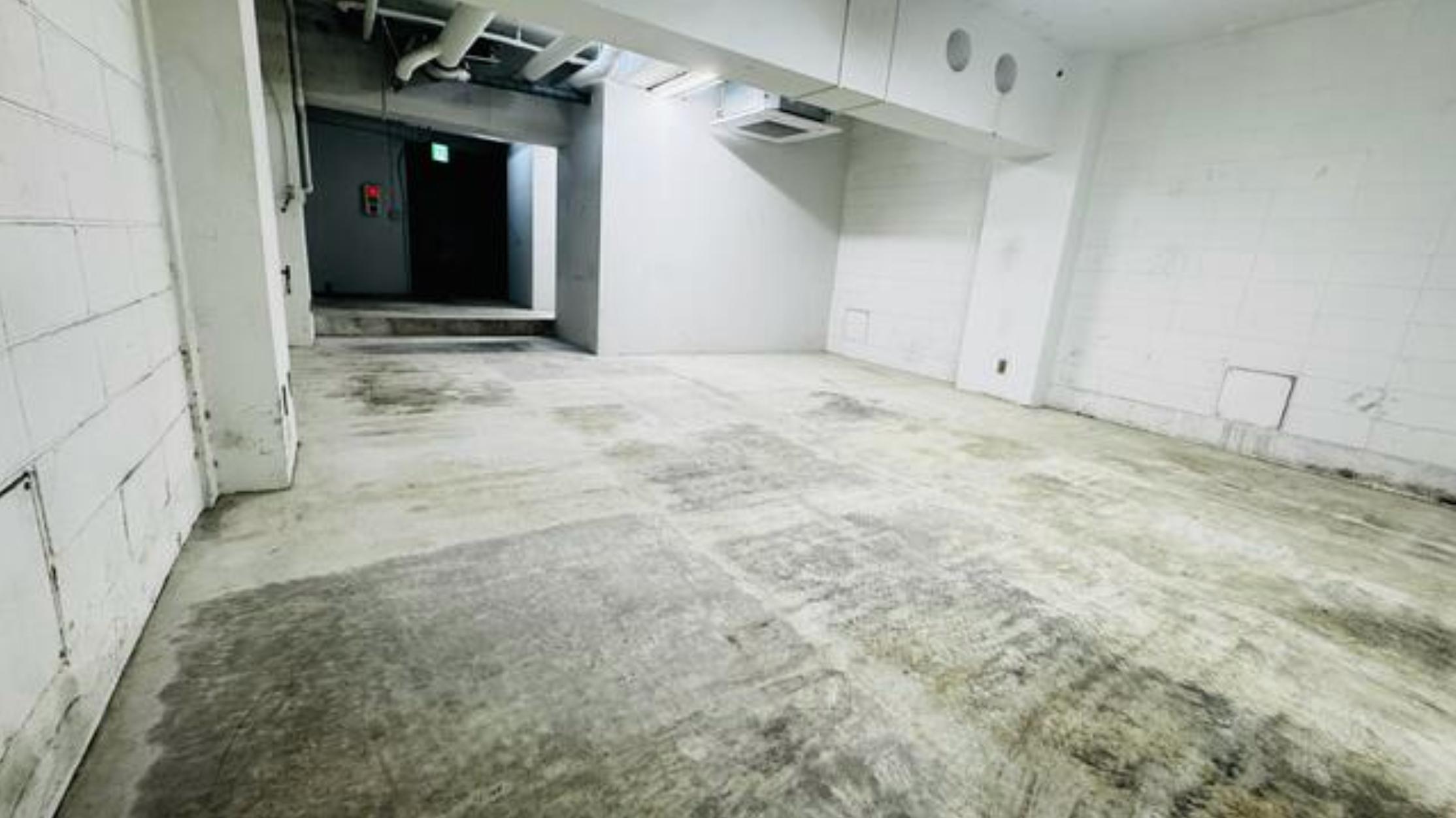 中央区日本橋小伝馬町の賃貸物件/地下1階の白い空間。モルタル&times;白塗装で、質感がすでに出来上がっています