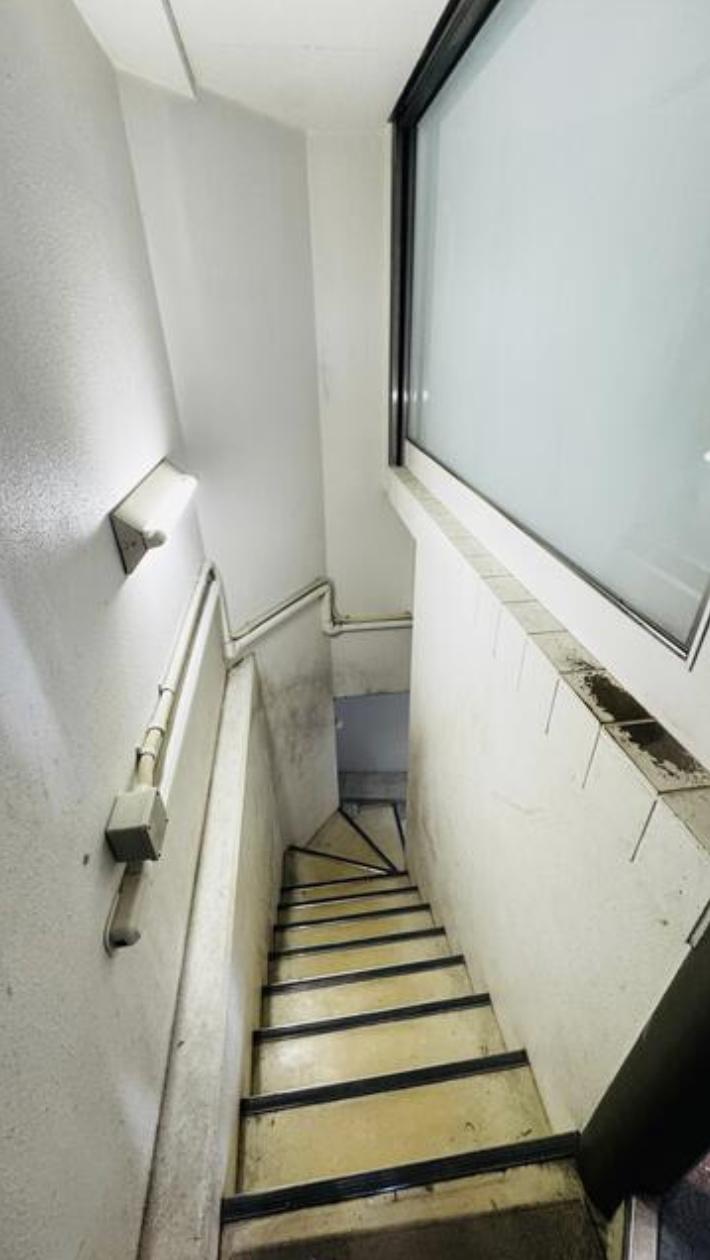 中央区日本橋小伝馬町の賃貸物件/階段は幅が狭いため、大きな什器は通らない可能性があります