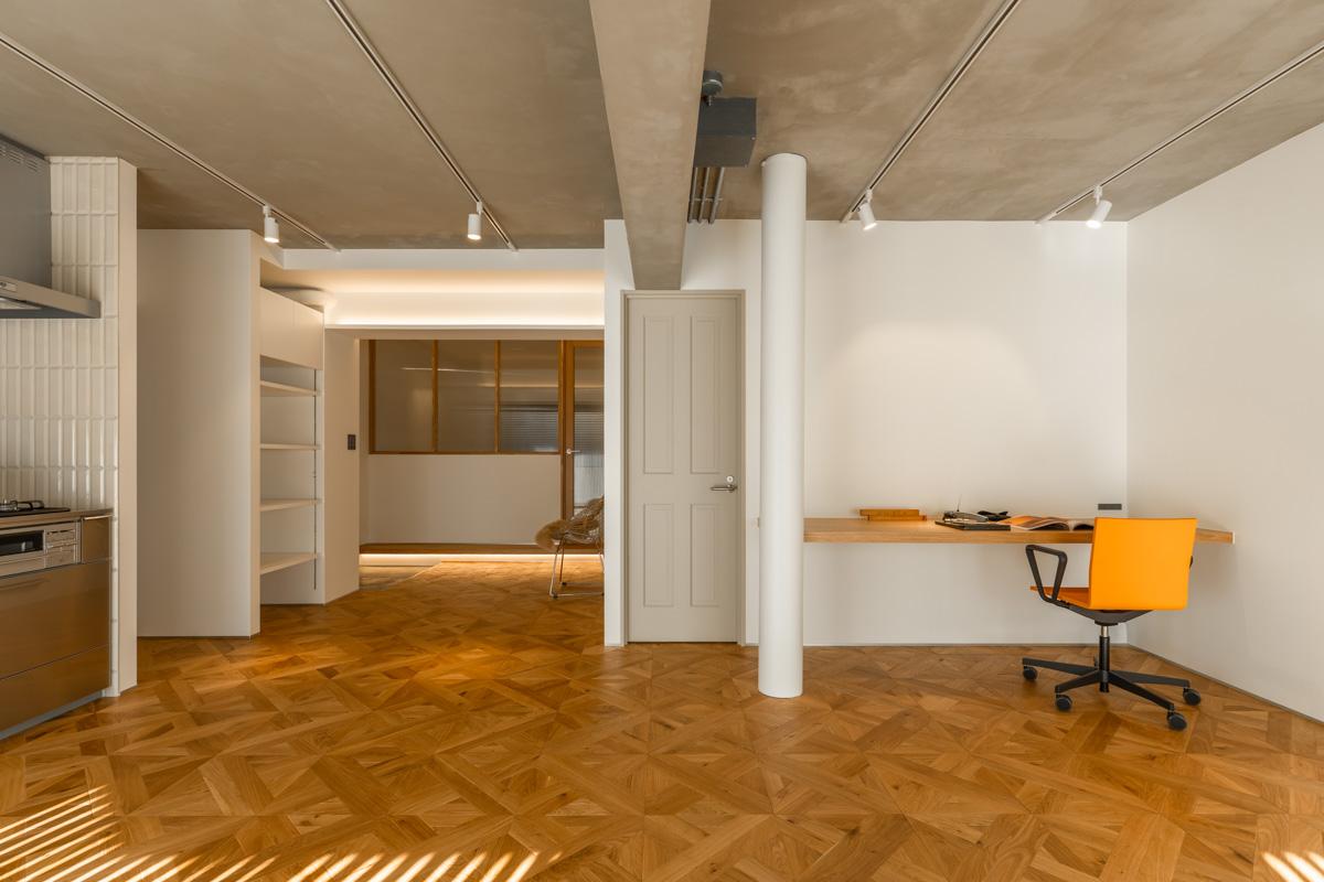 世田谷区千歳台の売買物件/パーケットフローリングに、モルタルで塗られた天井。天井と同色の建具が良い雰囲気