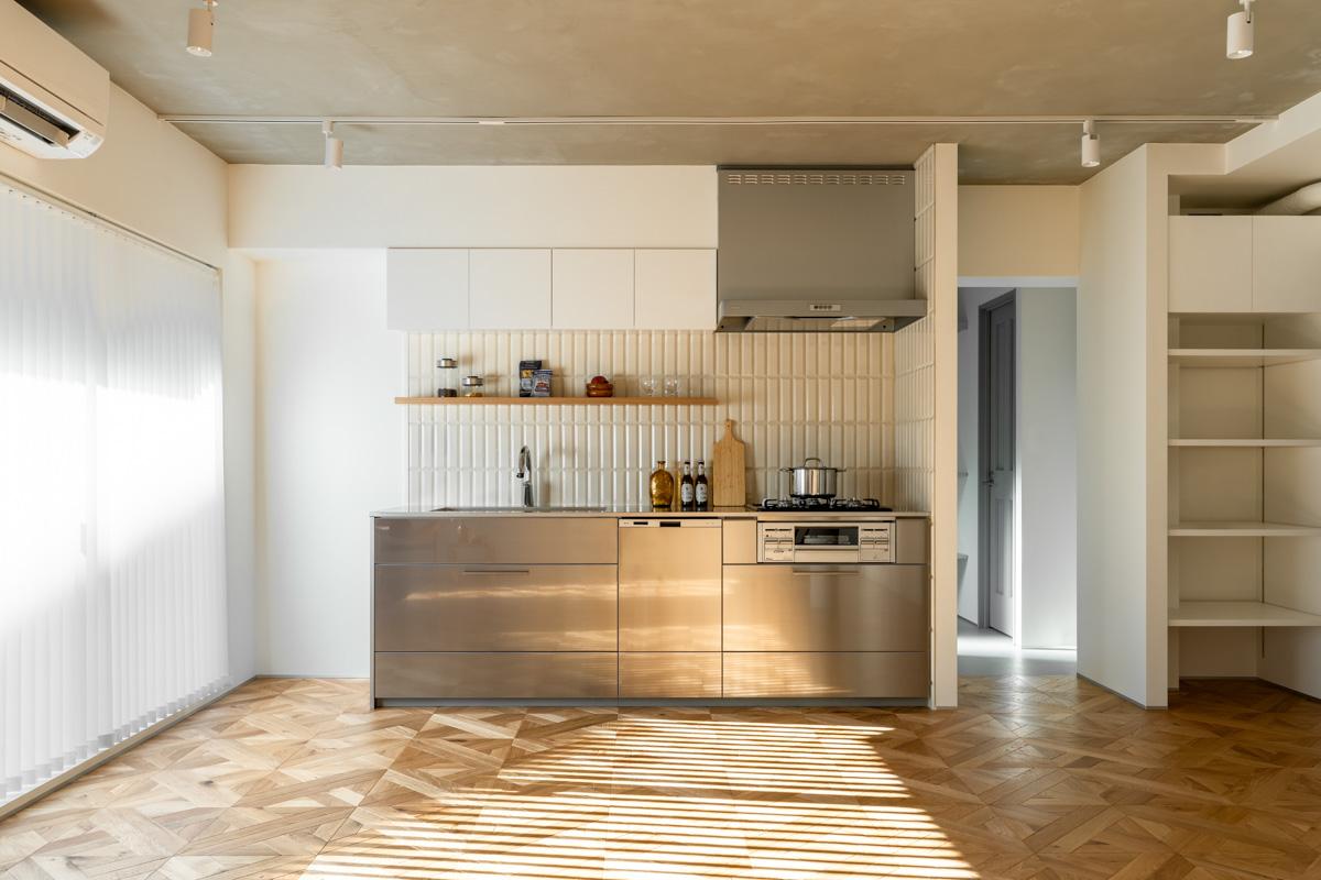 世田谷区千歳台の売買物件/太陽の光を浴びながら調理ができるキッチン