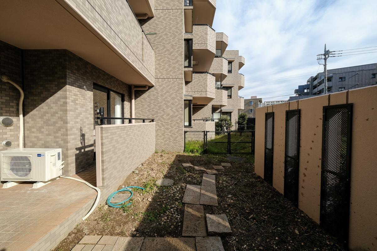 世田谷区千歳台の売買物件/隣の区画とは柵で仕切られている