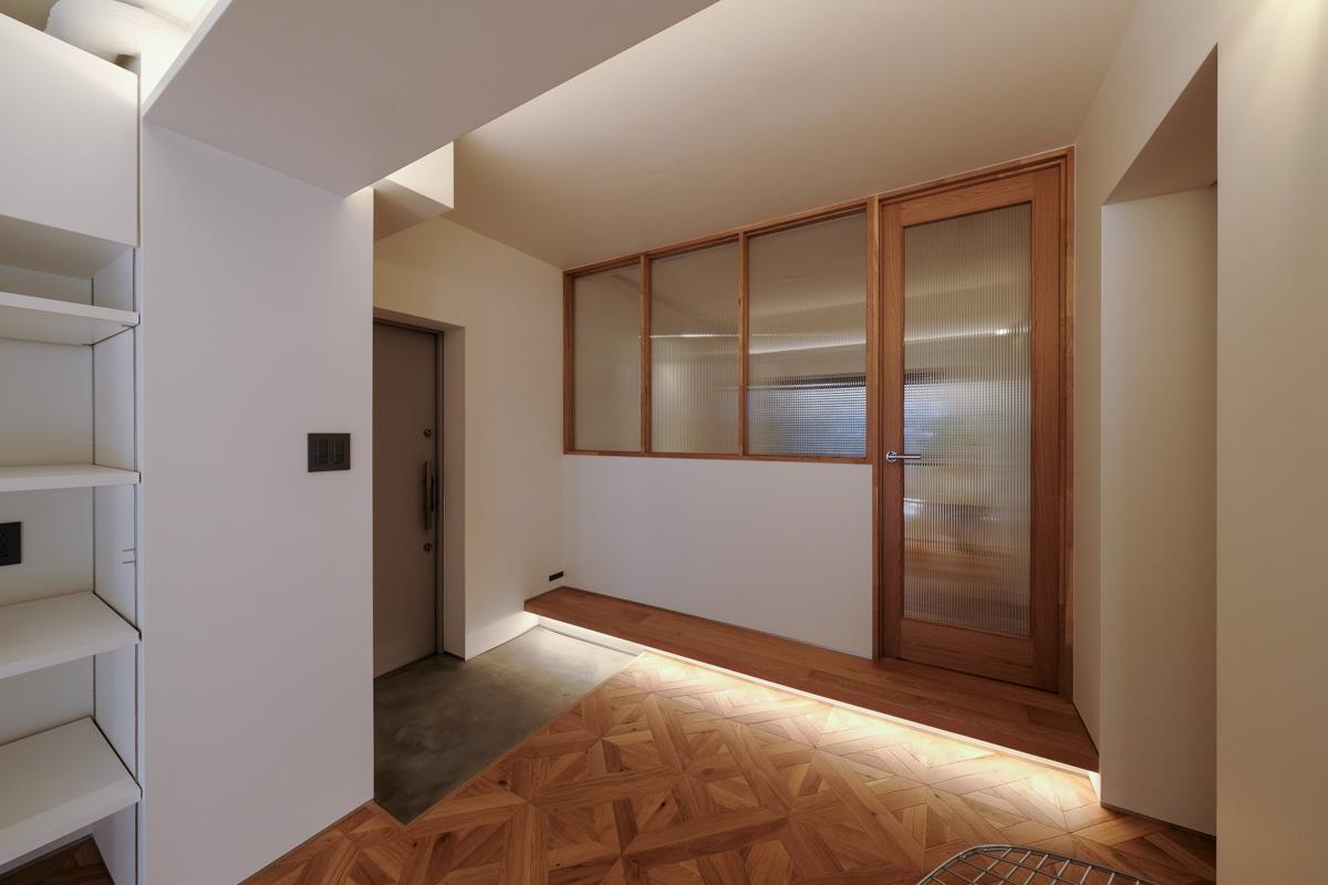 世田谷区千歳台の売買物件/洋室の間に設けられた、木サッシの間仕切り