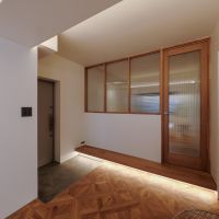 世田谷区千歳台の売買物件/洋室の間に設けられた、木サッシの間仕切り