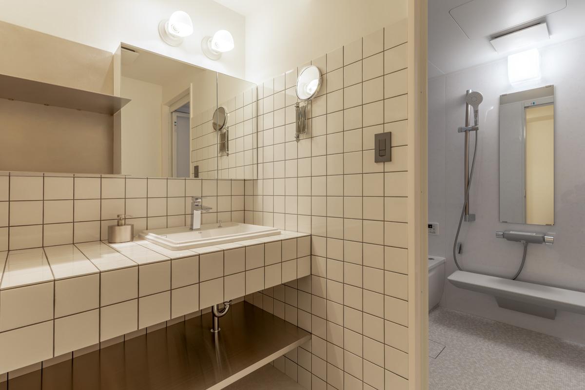 世田谷区千歳台の売買物件/白いタイル張りの洗面所