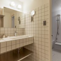 世田谷区千歳台の売買物件/白いタイル張りの洗面所