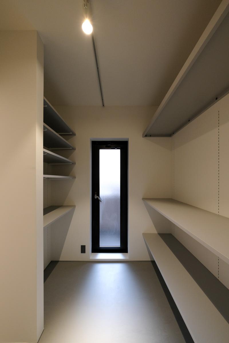 世田谷区千歳台の売買物件/ウォークインクローゼット。棚板は高さ調節が可能