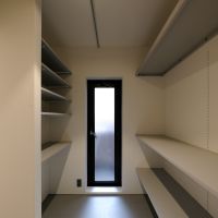 世田谷区千歳台の売買物件/ウォークインクローゼット。棚板は高さ調節が可能