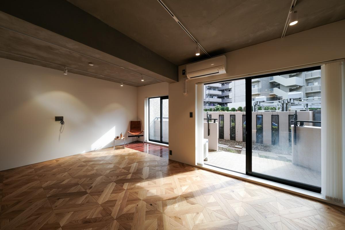 世田谷区千歳台の売買物件/窓が大きいのでバルコニーや庭に植物を置けば、きれいに見えそう