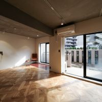 世田谷区千歳台の売買物件/窓が大きいのでバルコニーや庭に植物を置けば、きれいに見えそう