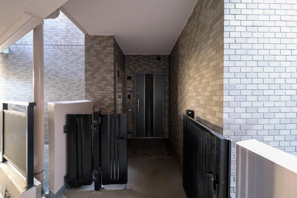 世田谷区千歳台の売買物件/専用ポーチ付きの玄関