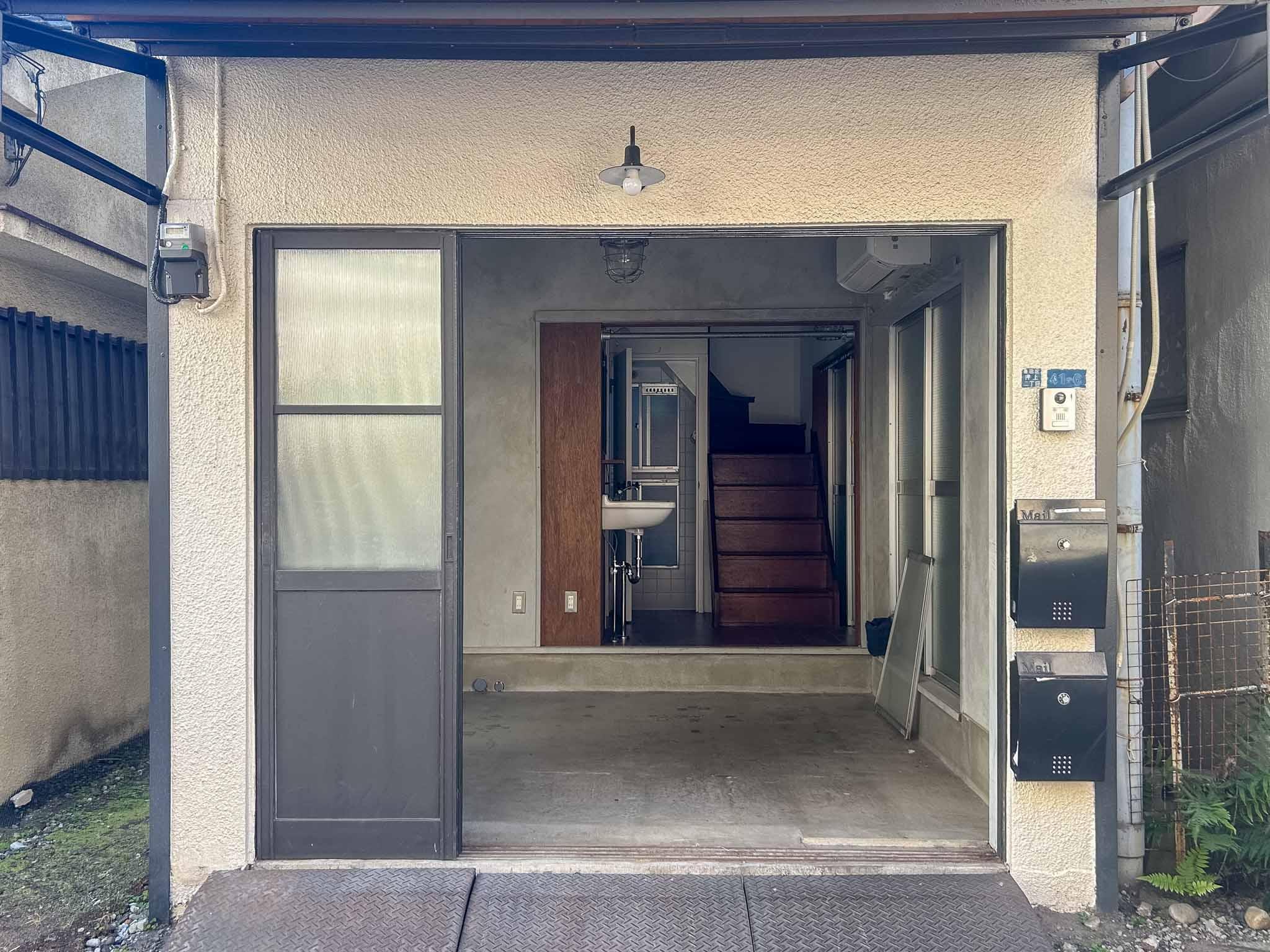 墨田区押上の賃貸物件/間口が広く、なかなか良い面構えの出入り口