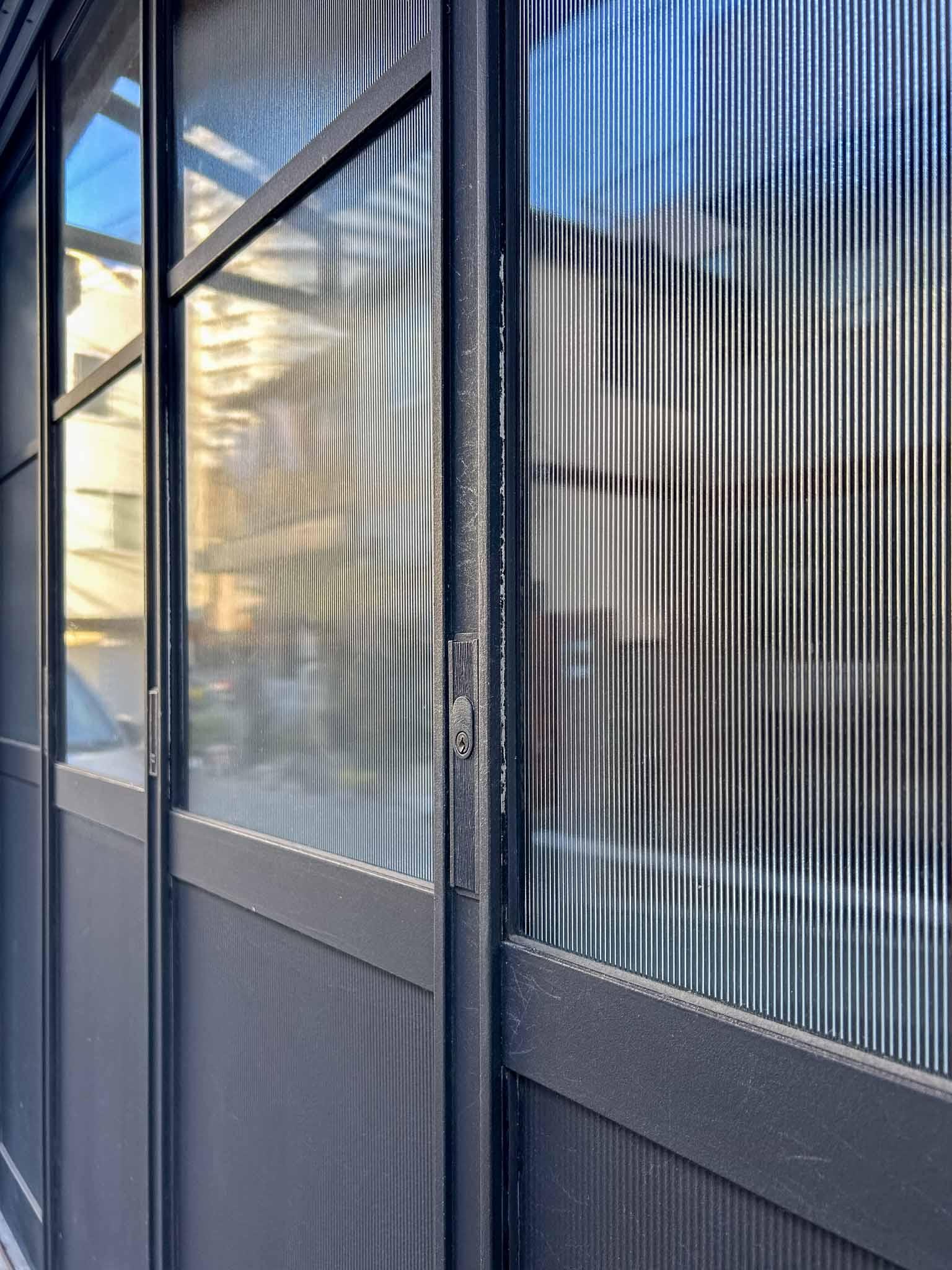 墨田区押上の賃貸物件/はめ込まれているのは波板ガラス。光は透けるものの、室内は見えません