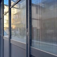 墨田区押上の賃貸物件/はめ込まれているのは波板ガラス。光は透けるものの、室内は見えません