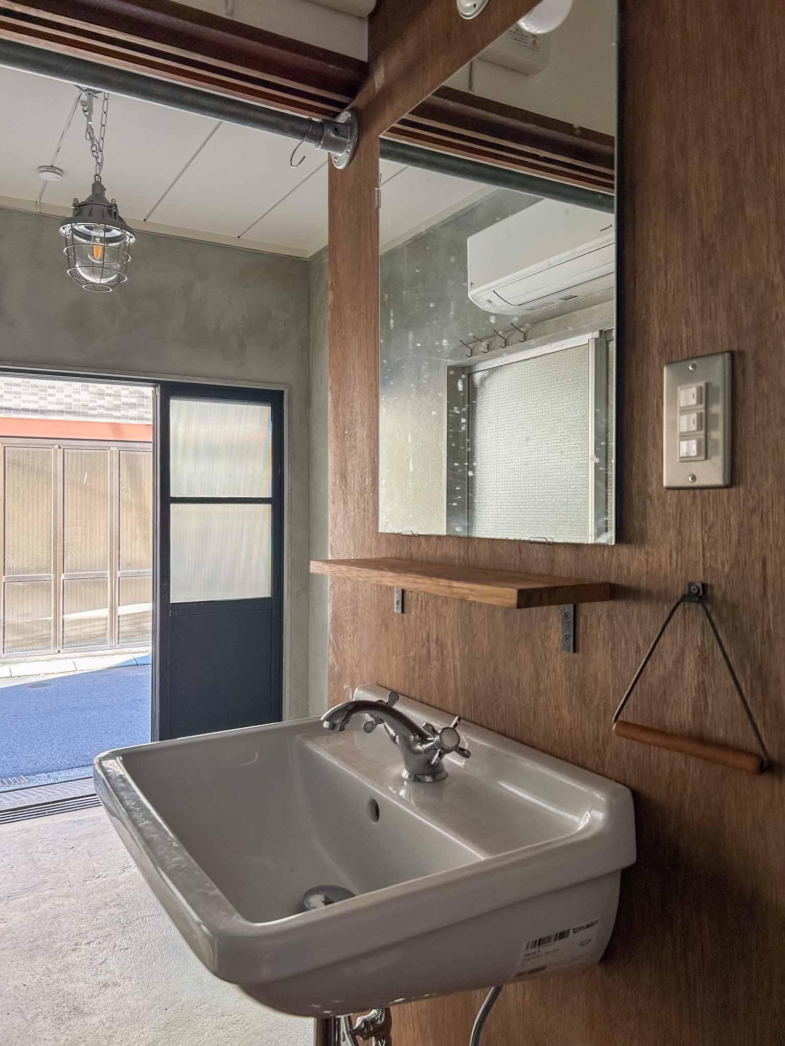 墨田区押上の賃貸物件/1階：洗面台。水栓や合板の壁がいい感じ