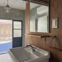 墨田区押上の賃貸物件/1階：洗面台。水栓や合板の壁がいい感じ