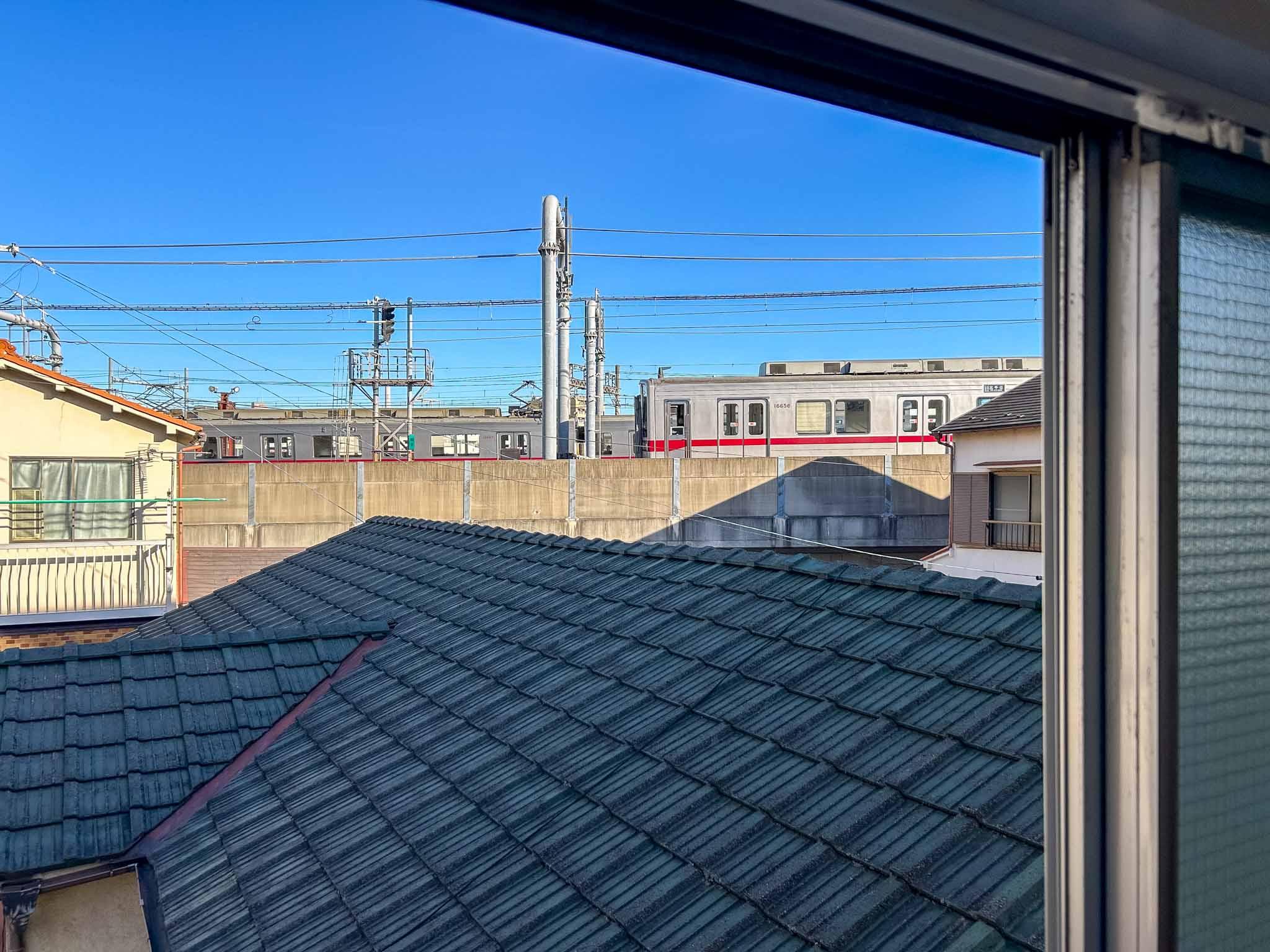 墨田区押上の賃貸物件/2階：窓から電車が見えます