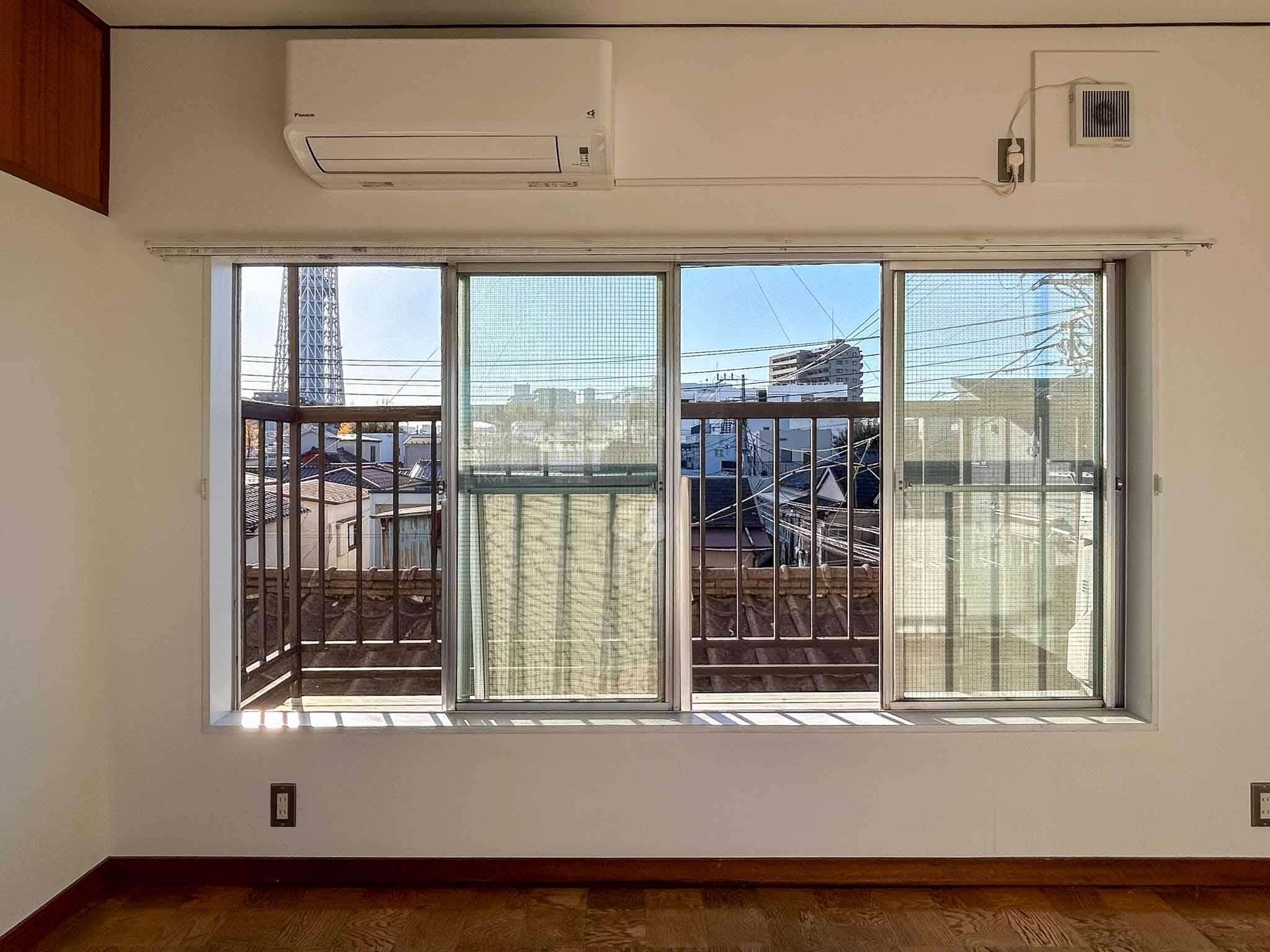 墨田区押上の賃貸物件/3階：南側の大きい腰窓