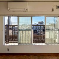 墨田区押上の賃貸物件/3階：南側の大きい腰窓