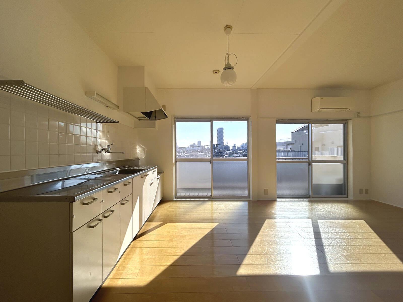 世田谷区駒沢の賃貸物件/玄関ホールからリビングダイニングを望む