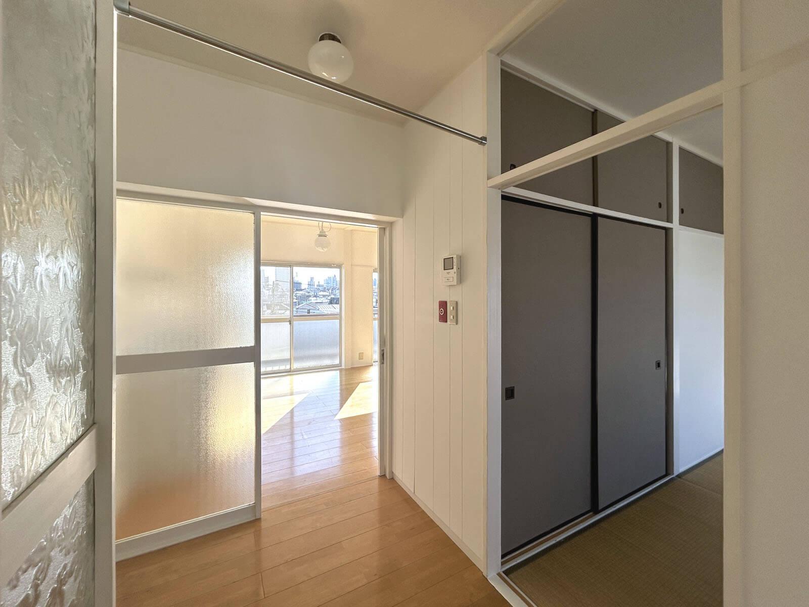 世田谷区駒沢の賃貸物件/ちょっと広めの玄関ホール、ここからリビング/和室/バストイレへ