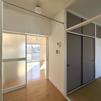 世田谷区駒沢の賃貸物件/ちょっと広めの玄関ホール、ここからリビング/和室/バストイレへ